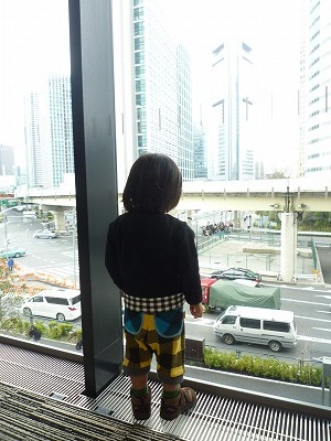 会場ビルからソフトバンクのビルを見つめる我が娘